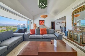 Departamento, varias camas, acceso a la alberca, vista al océano (Villa Magna 294) | Área de sala de estar