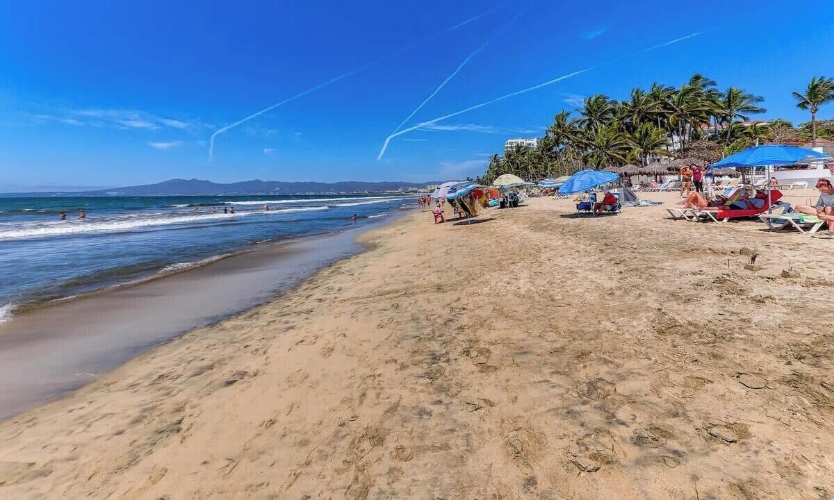 Una spiaggia nelle vicinanze
