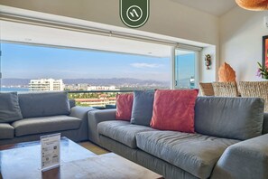 Apartment, Mehrere Betten, Küche, Meerblick (Villa Magna 294) | Wohnbereich | 42-Zoll-Flachbildfernseher mit Digitalempfang