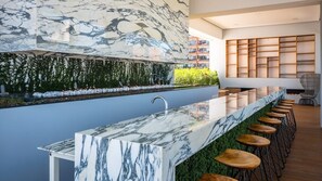 Appartement, 1 kingsize bed met slaapbank, balkon, uitzicht op zee (Pier 57 201) | Bar (ter plaatse)