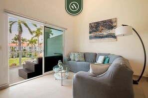 Departamento, varias camas, cocina, vista a la alberca (Diamante Lakes 323) | Área de sala de estar | Televisión de pantalla plana de 42 pulgadas con canales digitales 