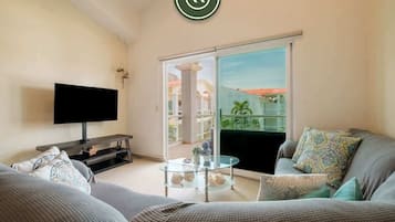 Apartament, diversos llits, cuina, vistes a la piscina (Diamante Lakes 323) | Sala d'estar | Televisor de pantalla plana de 42 polzades amb canals digitals