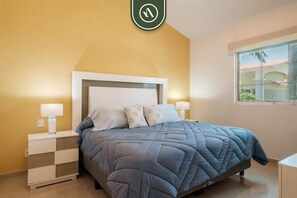 Departamento, varias camas, cocina, vista a la alberca (Diamante Lakes 323) | 2 habitaciones, decoración personalizada y muebles diferentes 