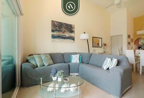 Departamento, varias camas, cocina, vista a la alberca (Diamante Lakes 323) | Área de sala de estar | Televisión de pantalla plana de 42 pulgadas con canales digitales 