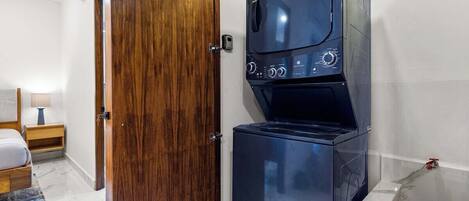 Condo, 1 cama King size y sofá cama, acceso a la alberca, vista al océano (Luz 203) | Lavandería