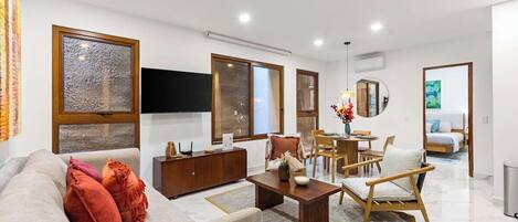 Condo, 1 cama King size y sofá cama, acceso a la alberca, vista al océano (Luz 203) | Área de sala de estar
