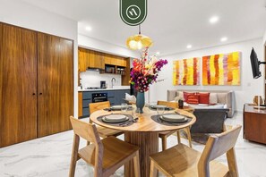 Condo, 1 cama King size y sofá cama, acceso a la alberca, vista al océano (Luz 203) | 1 habitación, decoración personalizada y muebles diferentes