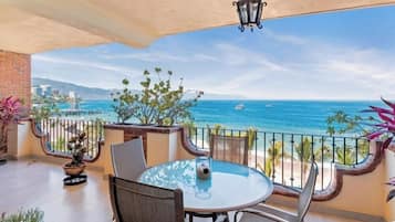 Condo, varias camas, balcón, vista al océano (603 Plaza Mar) | Restaurante al aire libre