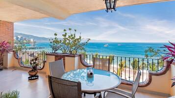 Departamento, varias camas, cocina, vista al océano (603-Plaza Mar) | Restaurante al aire libre