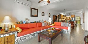 Condo, varias camas, balcón, vista al océano (603 Plaza Mar) | Área de sala de estar