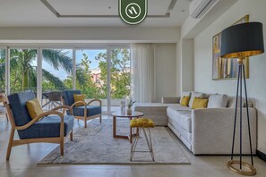 Appartement, 1 très grand lit et 1 canapé-lit, cuisine, vue plage (V Golf 204) | Coin séjour