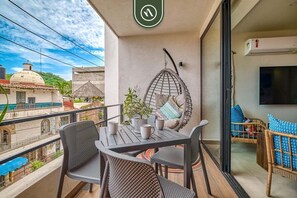 Apartamento, varias camas, balcón, vistas al mar (Serenity 301) | Restaurante al aire libre