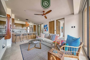 Departamento, varias camas, balcón, vista al océano (Serenity 301) | Área de sala de estar