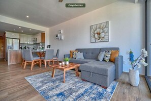Huoneisto, useita sänkyjä, parveke, rantanäköala (Verde Mar Living 405) | Oleskelualue