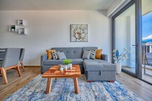 Apartamento, varias camas, balcón, vistas a la playa (Verde Mar Living 405) | Zona de estar
