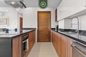 Departamento, varias camas, acceso a la alberca, vista a la playa (Quinta San Miguel 502 T3) | Cocina privada