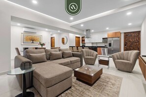 Departamento, varias camas, acceso a la alberca, vista a la playa (Quinta San Miguel 502 T3) | Área de sala de estar