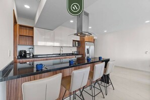 Departamento, varias camas, acceso a la alberca, vista a la playa (Quinta San Miguel 502 T3) | Cocina privada