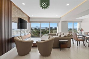 Departamento, varias camas, acceso a la alberca, vista a la playa (Quinta San Miguel 502 T3) | Área de sala de estar
