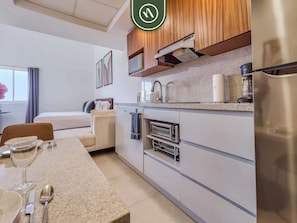 Studio, 1 King Bed, Kitchen, City View (Playa Royale T4 4001) | Interior