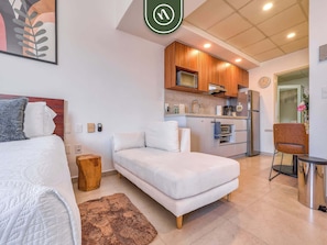 Studio, 1 King Bed, Kitchen, City View (Playa Royale T4 4001) | Interior