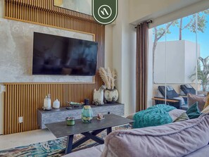 Appartement, Plusieurs lits, cuisine, vue sur l’océan (Soho PV PH1104 Casa del Cielo) | Aire de séjour | Téléviseur à écran plat de 42 po avec télévision numérique