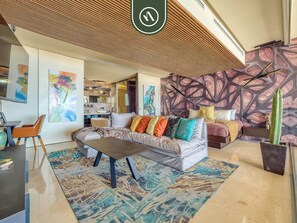 Departamento, varias camas, cocina, vista al océano (Soho PV PH1104 Casa del Cielo) | Área de sala de estar | Televisión de pantalla plana de 42 pulgadas con canales digitales 