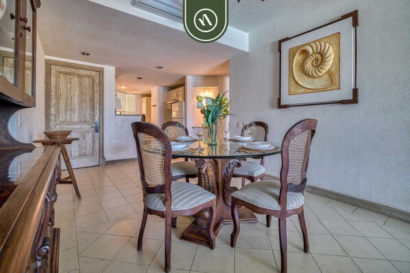 شقة - عدة أسرّة - بمطبخ - بمنظر للمحيط (Bay View Grand F301) | 2 عدّة غرف نوم وبديكورات فريدة لكل غرفة وطراز فريد لكل وحدة