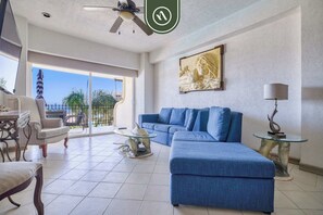 شقة - عدة أسرّة - بمطبخ - بمنظر للمحيط (Bay View Grand F301) | منطقة المعيشة | تلفزيون بشاشة مسطحة بحجم 42-بوصة يعرض قنوات تلفزيونية رقمية