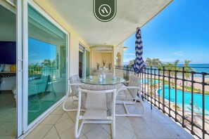 Apartment, Multiple Beds, Kitchen, Ocean View (Bay View Grand F301) | Outdoor dining