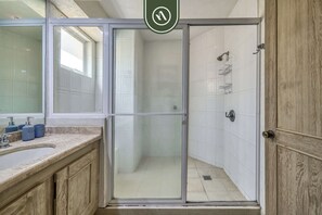 Appartement, Plusieurs lits, cuisine, vue sur l’océan (Bay View Grand F301) | Salle de bain | Serviettes fournies