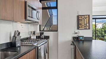 Condo, nhiều giường, ban công (Galeritas 5) | Bếp riêng | Bàn ăn