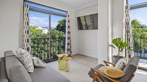 Ein modernes Wohnzimmer mit einer Couch, einem Sessel und einem kleinen Tisch.