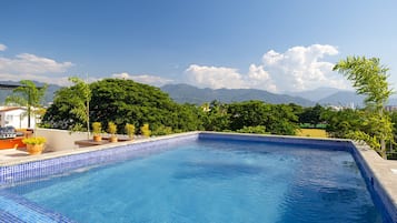 Hồ bơi ngoài trời