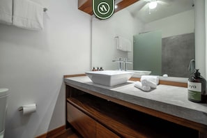 Apartment, Mehrere Betten, Whirlpool, Meerblick (The Ava 14) | Badezimmer | Handtücher