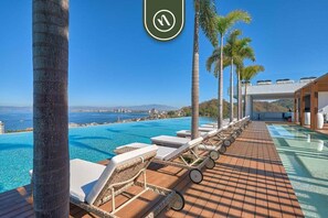 Pool - Luxury 1BR Condo - Rooftop Pool - Bay View (Puerto Vallarta)