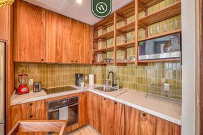 Suite studio, 1 très grand lit, balcon, vue sur la ville (Nomada 5D) | Cuisine privée | Table de salle à manger
