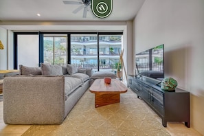 Studio, 1 King Bed, Kitchen, City View (Nomada 5D) | Living area