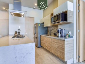 Apartment, Mehrere Betten, Küche, Meerblick (Harbor 171 Torre Sur PH14002) | Eigene Küche | Wasserkocher mit Kaffee-/Teezubehör, Esstisch