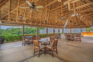 Apartamento, varias camas, cocina, vistas al mar (Alamar Delta I 902) | Restaurante al aire libre