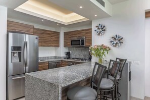 Apartamento, varias camas, cocina, vistas al mar (Alamar Delta I 902) | Cocina privada | Cafetera o tetera y mesa de comedor