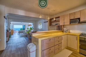 Lägenhet - flera sängar - tillgång till pool - havsutsikt (Vista del Sol 811) | Eget kök | Vattenkokare och matbord