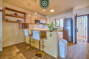 Condo, varias camas, acceso a la alberca, vista al océano (Vista del Sol 811) | Cocina privada | Tetera eléctrica y comedor