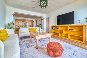 Condo, varias camas, acceso a la alberca, vista al océano (Vista del Sol 811) | Área de sala de estar