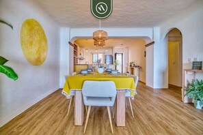 Condo, varias camas, acceso a la alberca, vista al océano (Vista del Sol 811) | 2 habitaciones, decoración personalizada y muebles diferentes