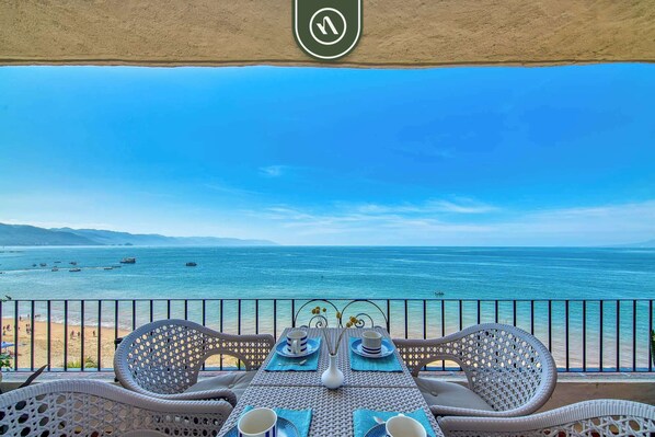 Departamento, varias camas, cocina, vista al océano (Vista del Sol 811) | Restaurante al aire libre