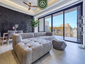 Apartment, 1 Queen Bed, Kitchen, Ocean View (Madero 320 103) | Living area | 42-inch flat-screen TV with digital channels