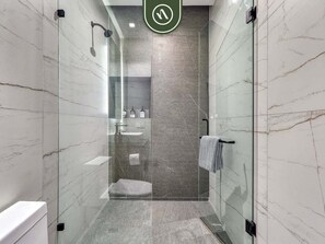 شقة - سرير كبير - بحوض استحمام بنظام دفع المياه - بمنظر للمحيط (Madero 320 B103) | حمام | مناشف