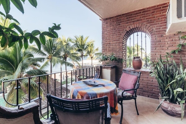 Apartment, 1 King-Bett, Küche, Meerblick (301-Plaza Mar) | Speisen im Freien