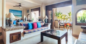 Apartment, 1 King-Bett, Küche, Meerblick (301-Plaza Mar) | Wohnbereich | 42-Zoll-Flachbildfernseher mit Digitalempfang